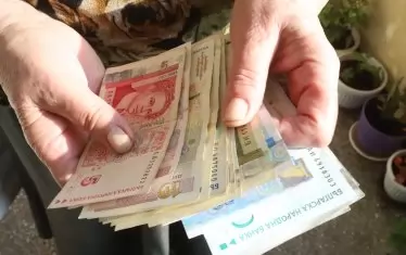 Всеки път когато на държавата й потрябват пари, тя посяга към спестявания, които не са нейни. И всеки път когато трябва да изпълни своя ангажимент към поверилите й парите си за старини, тя абдикира.