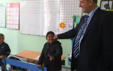 Директорът Детелин Лунголов познава историята на всяко дете от училището си.