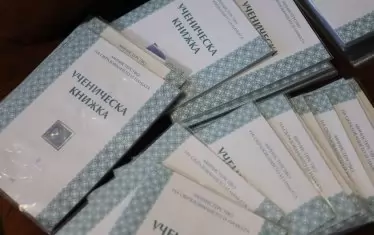 На места родителите, които няма достъп до е-дневника на училището, получават всеки месец оценките на учениците, принтирани от бележниците им.
