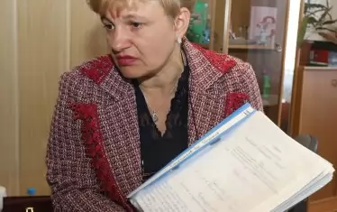 "Това е документацията за дете със специални потребности. Кому е нужна тази бумащина?", пита зам.-директорката Анжела Илиева, показвайки тежка папка. Тя обаче е безкомпромисна - гледа всеки документ под лупа. 