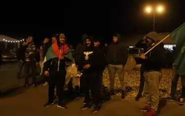 Протестиращите се разделиха на две групи. 