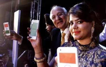  Ашок Чада, президент на Ringing Bells Pvt. Ltd., показва смартфона Freedom 251 преди 2 години. Индийската компания Ringing Bells тогава започна да произвежда най-евтиния смартфон в света. Струва около 4 долара. Freedom 251  струва 251 рупии, или около 3.66 долара. Устройството, което работи на операционната система Android 5.1 Lollipop, разполага с 4-инчов цветен дисплей, 1.3-гигахерцов процесор и две камери: 3.2-мегапикселова камера и 0.3-мегапикселова предна камера. В Индия също с бързи крачка навлизат плащанията със смартфон.