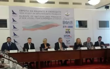  Участниците в софийската среща на националистите: по средата е Марешки, вляво от него е Марина льо Пен, до нея е лидерът на чешката партия "Свобода и пряка демокрация" Томио Окамура, а крайно вляво е гръцкият лидер на "Нова зора" Фаилос Кранидиотис. Крайният вдясно е представителят на италианската "Лига" Паоло Борке, а до него е Геролф Анеманс от австрийската Партия на свободата, който се похвали, че лично е поканил Марешки в Движението за Европа на нациите и свободата. 