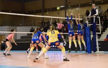 Волейболистките на "Марица" (в жълто-сини екипи) изиграха слаб мач и загубиха тежко гостуването си във Франция.