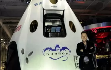 Илън Мъск основава компанията си SpaceX през 2002 г., която досега е изстреляла близо 70 ракети.