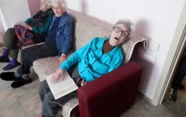 С решаване на ребуси, с техники за трениране на паметта  и четене на книги специалистите в центъра се опитват да се справят с влошаващите когнитивни способности на пациентите си.