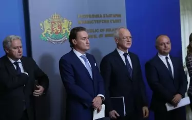  Предлагам да се даде срок на синдикати и работодатели да се разберат. Ако не го направят, механизмът за минималната заплата да се приеме без тяхно участие. Те няма да са доволни, но не можем безкрайно да ги изчакваме. А правителството най-сетне трябва да поеме отговорност.  