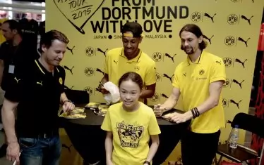 Ларс Рикен (вляво) е един от най-важните хора в "Борусия" - не само легенда на отбора, но и лице на клуба при събития, а с успешната си работа като директор на академията той осигурява качествени и потенциално скъпи играчи за първия тим.