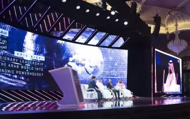  Ливанският премиер Саад Харири публично засвидетелства подкрепата си за Рияд, като се появи на сцената на икономическия форум рамо до рамо с престолонаследника принц Мохамед. 