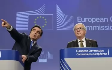  Говорителят на ЕК Маргаритис Схинас (вляво) заяви, че ако се стигне до конфликт между платформите и демокрацията, ЕК ще застане на страната на демокрацията.