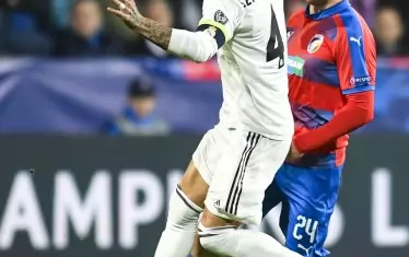 Рамос (в бяло) забива лакът в носа на Милан Хавел, но не получи дори предупреждение за това.