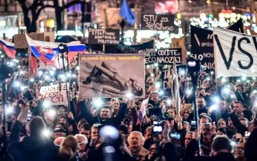 Хиляди словаци излязоха на протести в средата на март с искане за независимо разследване на убийството на журналиста Куцияк и годеницата му.