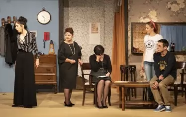 Страхът от остаряването и самотата са сред темите, засегнати в спектакъла.