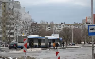 Още един инфраструктурен проблем с "Васил Левски" - няма автобусни спирки по време на ремонта, хората чакат, зъзнейки, или слизат директно насред платното. Иначе булевардът е гордост на Бойко Борисов.