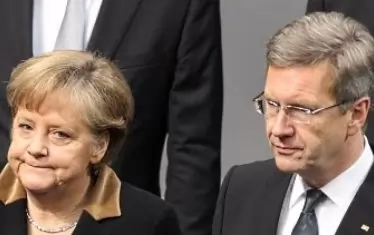 Президентът Вулф през 2012 г. подаде оставка, след като бе уличен, че е ползвал изгоден заем от съпругата на приятел бизнесмен. 