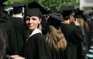  По-малко студенти заминават в чужбина след дипломирането си.