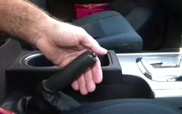 При ниски температури не оставяйте колата на ръчна спирачка.