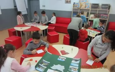 По-разчупената учебна среда мотивира учениците към ученето.