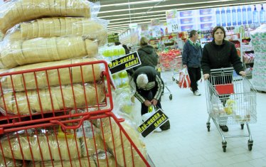 Промени в цените на хляба спрямо края на юни 2022 г.
в големи търговски обекти, в % в малки търговски обекти , в %
Хляб "Бял", брашно тип 500 -2,1 -0,5
Хляб "Добруджа" от брашно тип 700 -5,2 -2,4
Типов хляб от брашно тип 1150 -0,2 0,0
Хляб ръжен/ царевичен -4,1 -2,9
Хляб бял, пълнозърнест -6,4 -6,4
Източник: КНСБ