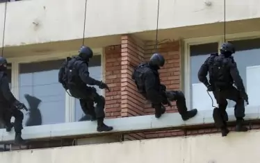 Как би се почувствал всеки, ако някоя прекрасна сутрин полицаи влетят през  прозорците му?