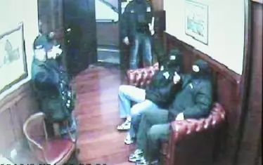  Снимката за спомен от диванчето в кантората след ареста на Тенчо Попов. 