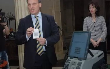  Машинното гласуване бе въведено експериментално в 100 секции у нас още през 2012 г. Оттогава, вместо да се върви към повсеместно въвеждане, то постоянно се ограничава.