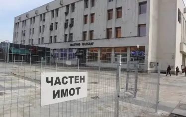 Един от многото наследници на реституирания имот, който е част от площад "Централен", е поискал от общината 1 млн. лева.