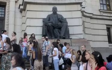 Напливът за икономика продължава да бъде голям.