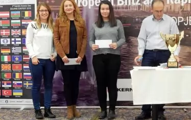 Трите най-силно представили се жени на Евро `18 по блиц получиха специални премии от организаторите - €150 за Антоанета Стефанова (в средата), €100 за гъркинята Ставрула Цолакиду (вляво) и €50 за унгарката Анна-Мария Марянович (вдясно).