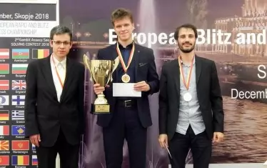 Шампионът Владислав Артемиев показва купата и шампионския чек за €2000 в компанията на подгласниците си Иван Чепаринов (вдясно) и Давид Навара (вляво).