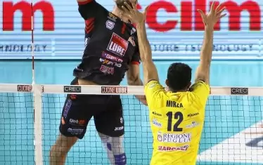 Цветан Соколов забива през единичната блокада на иранеца Мохтаба Мирзаджанпурмузираджи (№12) в мача срещу БКК.