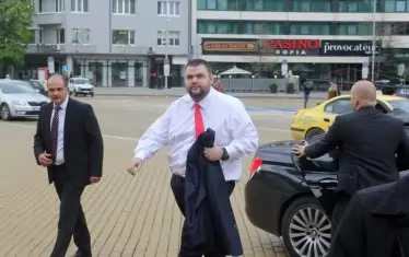 Пеевски винаги е добре охраняван.