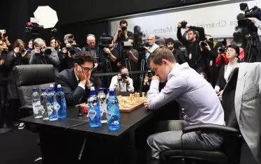  По време на ускорените партии от тайбрека Карлсен се разгорещи и свали сакото си,