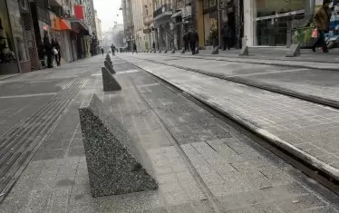 Последният повод за вълнение на "Граф Игнатиев" - бетонните ограничители, които вероятно целят да отделят пешеходците от трамваите.