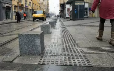  На места на "Граф Игнатиев" се появяват кубчета, без да е ясно на какви естетически правила се подчинява тази подредба.