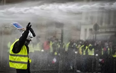 Политици в Европа вече говорят за създаване на правила за отразяване на протести. 