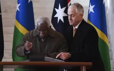 Австралийският премиер Малкъм Търнбул (вдясно) подписа в средата на юни в Канбера с колегата си Рик Хуенипвела от Соломоновите острови (вляво) споразумение за изграждане на подводен високоскоростен телекомуникационен кабел до Соломоновите острови. Австралия отказа на китайската Huawei да прокара кабела.