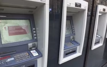 Всички банкомати на булеварда бяха изпочупени още при първия протест.