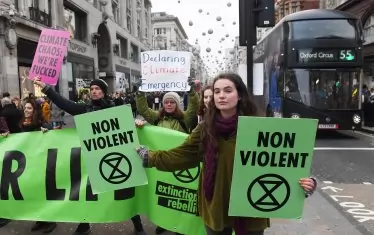 Протестът на екоактивисти от "Бунт срещу изтреблението" в Лондон в края на ноември изрично заявяваха, че протестът им е мирен.