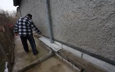 По документи домът на Симеон Миланов на ул. "Н. Й. Вапцаров" 15 трябва да бъде ремонтиран срещу 31 хил. лв. Но от общината казали хората да си търсят парите от Мая Манолова.  