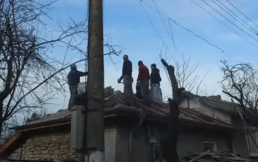 На мястото на свалените греди от покрива на ул. "Бузлуджа" 8 строителната бригада ще сложи гипсокартон. Възрастното семейство трябва да си дооправя само къщата. 