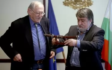  Вежди Рашидов награждава Джоко.