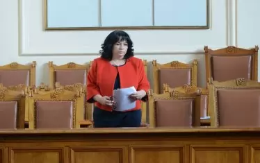  Енергийният министър Теменужка Петкова самоотвержено брани от ЕК енергийния монопол в България. 