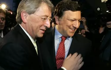   Юнкер (вляво) реши да си осигури спокойствие и да не дразни националните лидери, като скри през 2016 г. след възкачването си на поста готовия Втори антикорупционен доклад в ЕС. Решението да се пишат такива доклади за всички държави, а не само за България и Румъния, бе взето от предишната Еврокомисия, оглавявана от Жозе Барозу (вдясно). 