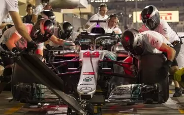  В "Мерцедес" работят 1800 души, а шефовете се притесняват дали ще има нужда да правят визи за голяма част от служителите си.