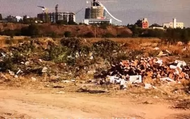 Общинската част от терена е засипана с боклуци.