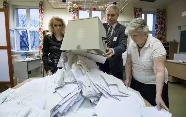 Членове на избирателна комисия в унгарската столица Будапеща броят бюлетините на парламентарните избори, проведени през април т.г. Партията на Виктор Орбан "Фидес" отново спечели вота.