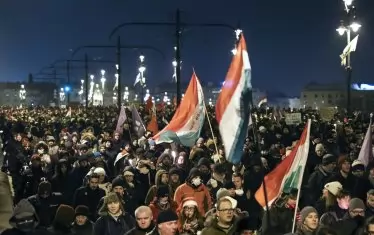 В Белград, Будапеща и Виена протестират.  Става дума за три доста символични в исторически, а и в съвременен план държави. Сърбия - кандидатка за членство на ЕС, Австрия е част от еврозоната, а Унгария е между двете. И трите случая са пряко свързани със същността на ЕС.