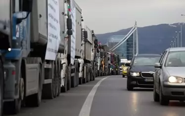  Камиони на най-големите строителни фирми задръстиха "Цариградско шосе" вчера. 