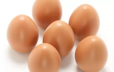 Шест яйца се колебаят да се хвърлят в общ омлет